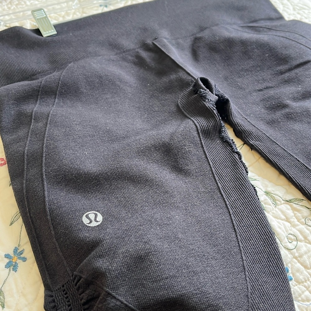 Lululemon Ruched Capri Leggings. Black. Size 8.